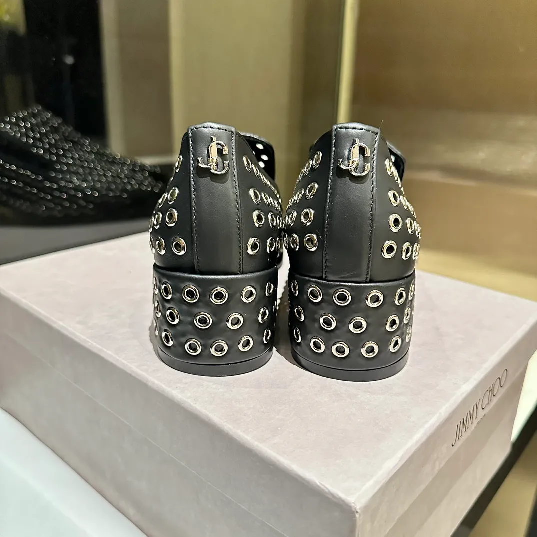 👟👟Ex-factory price 660👟👟 The new JIMMY CHOO, Loaf shoes, exclusive sale, rivet decoration design style is very unique, designed with the latest technology, strong three-dimensional effect👍Multiple technologies are integrated together, subverting fashion, super stylish! The combination is super beautiful. The original version is 1:1, versatile and trendy, both salty and sweet! Size: 35-40 Outsole: Leather outsole